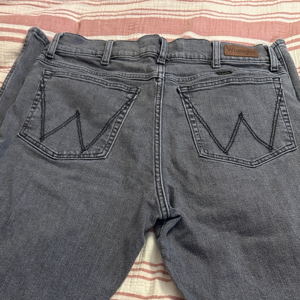 Wrangler Slim Straight Denim in Charcoal - Picture 4 of 5